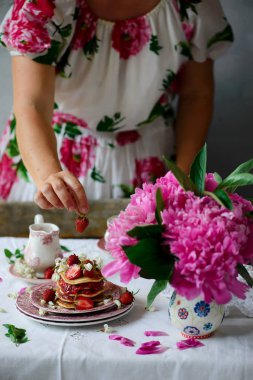 Akasya çiçek ve çilek chia soslu krep