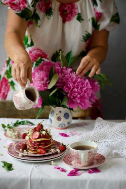 Akasya çiçek ve çilek chia soslu krep