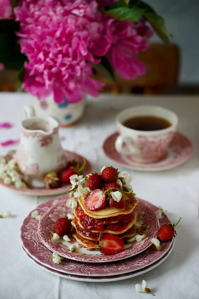 Pancakes with acacia flowers and strawberry chia sauce — Stock Photo, Image