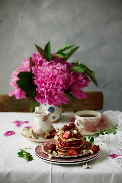 Pancakes with acacia flowers and strawberry chia sauce — Stock Photo, Image