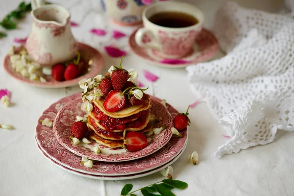 Panqueques con flores de acacia y salsa de chía de fresa —  Fotos de Stock