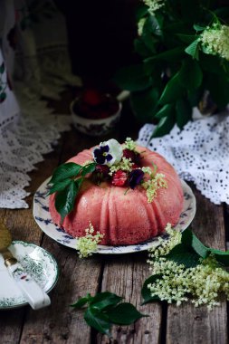 Çilek vanilya flan kek