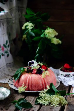 Çilek vanilya flan kek