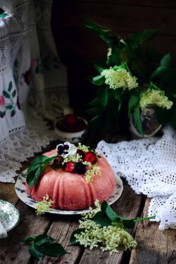 Çilek vanilya flan kek