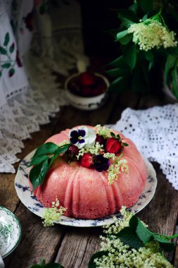 Çilek vanilya flan kek