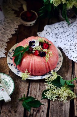 Çilek vanilya flan kek