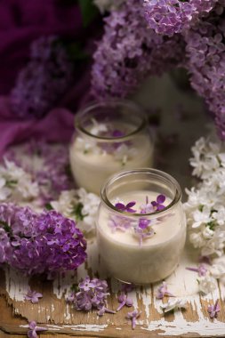 Eski moda krem tatlı bal Lila Posset