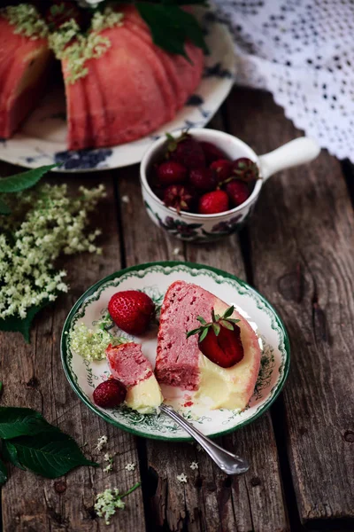 Gâteau à la vanille et aux fraises — Photo