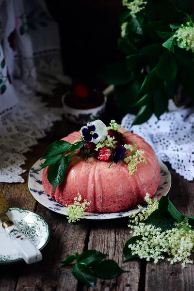 Strawberry Vanilla Flan Cake — Stock Photo, Image