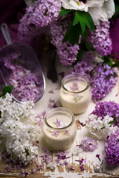 DESSERTO DI CREMA VECCHIA FASHIONED POSSET DI LILAC DI MIELE — Foto Stock