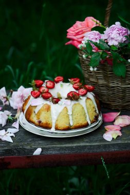 Çilek.style vintage ile ekşi krema bant kek