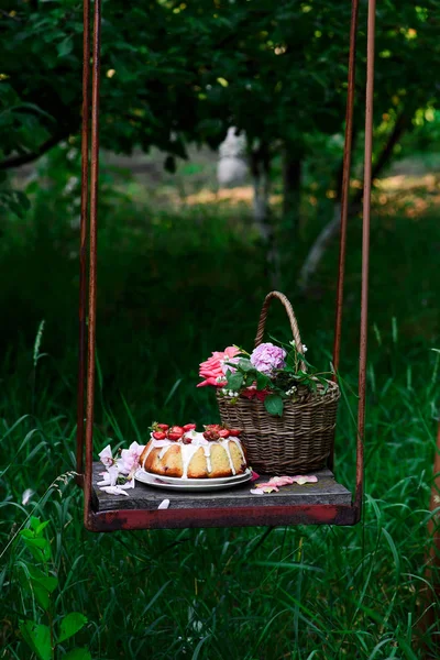 Torta in panna acida con fragole. Stile vintage — Foto Stock