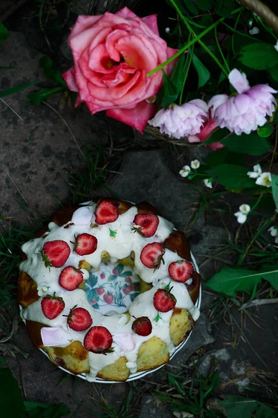 Saure Sahnetorte mit Erdbeeren. — Stockfoto