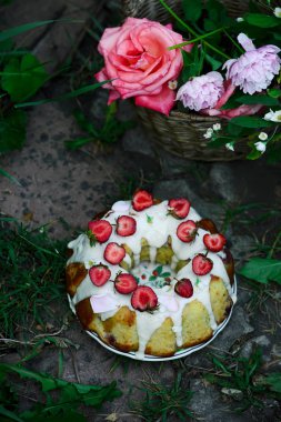 Çilek.style vintage ile ekşi krema bant kek