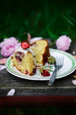 Çilek.style vintage ile ekşi krema bant kek