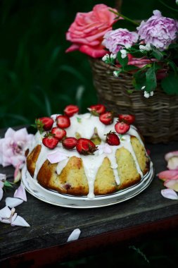 Çilek.style vintage ile ekşi krema bant kek