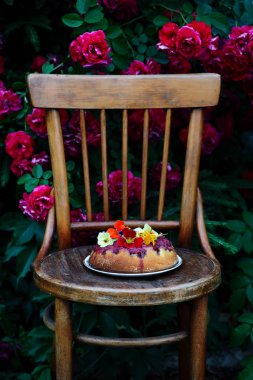 Baş aşağı çilekli kek... stil vintage