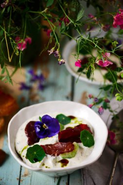 Tzatziki kurutulmuş sığır eti.stil rustik.seçici odak ile