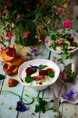 Tzatziki kurutulmuş sığır eti.stil rustik.seçici odak ile