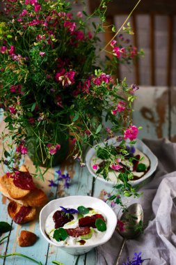 Tzatziki kurutulmuş sığır eti.stil rustik.seçici odak ile