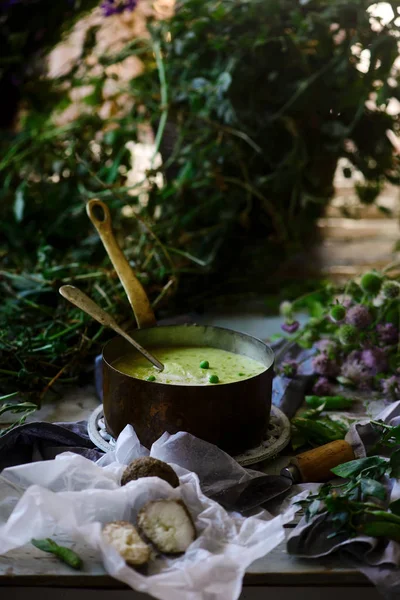 Polenta met groene erwten. selectieve focus — Stockfoto