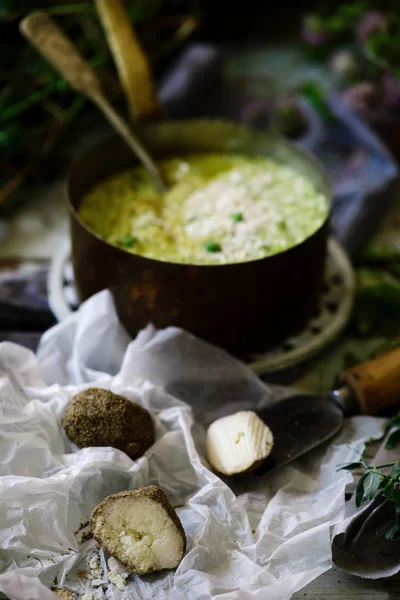 Polenta z zielonym grochem. selektywna ostrość — Zdjęcie stockowe