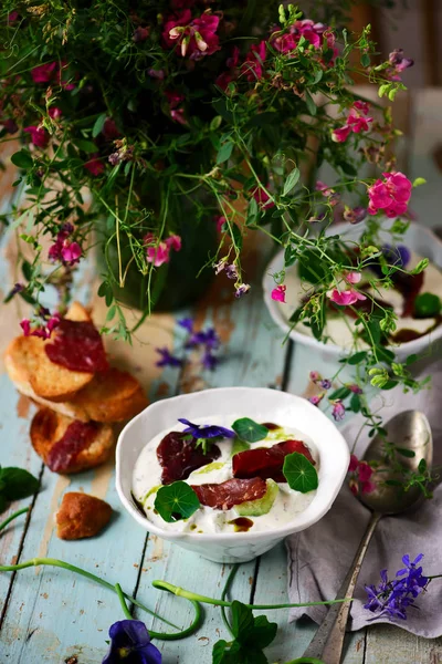 Tzatziki kurutulmuş sığır eti.stil rustik.seçici odak ile
