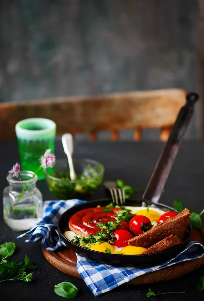Ovos fritos com salsichas e salsa verde — Fotografia de Stock
