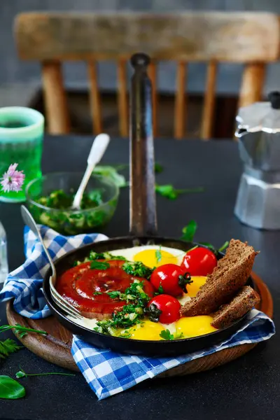 Huevos fritos con salchichas y salsa verde —  Fotos de Stock