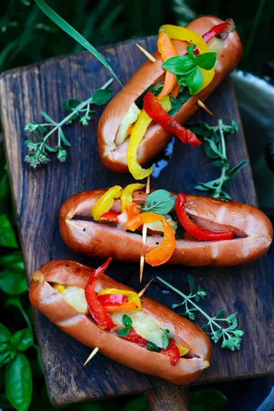 Saucisses grillées au fromage et pepper.style rustique — Photo