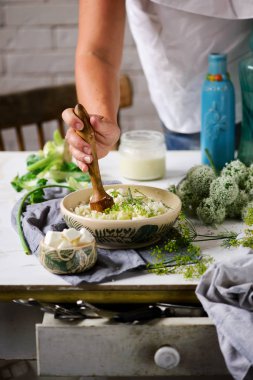 Otlar ve feta ile karnabahar püresi