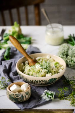 Otlar ve feta ile karnabahar püresi