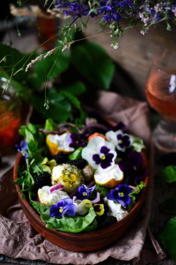 keçi peyniri ve dut ile salata