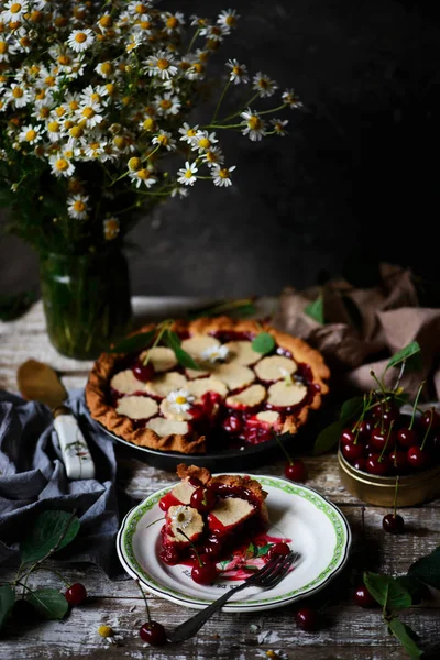 Třešňový koláč. styl rustikální. přirozené světlo — Stock fotografie