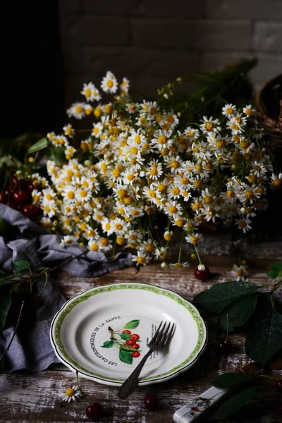 Cereza Almond Cake.style rústico. luz natural —  Fotos de Stock