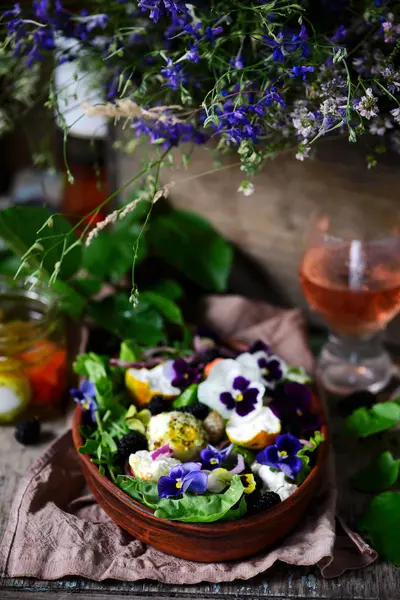 Ensalada con queso de cabra y morera —  Fotos de Stock