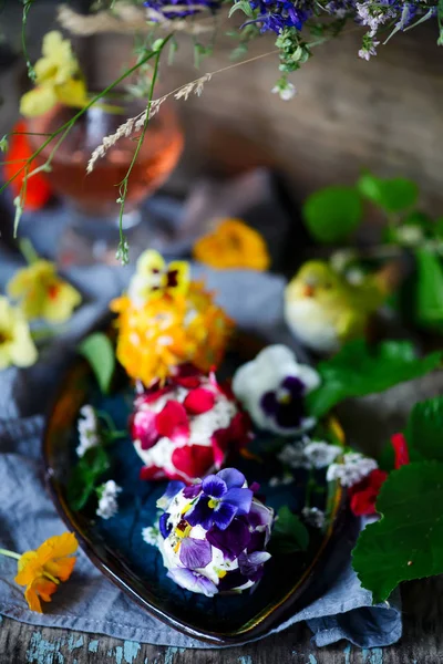 食用の花を持つヤギのチーズボール。 — ストック写真