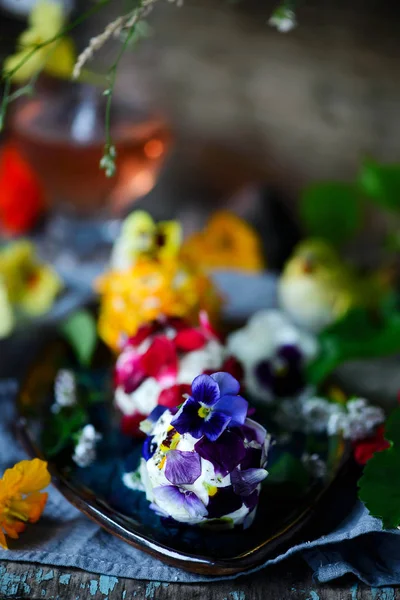 Козьи сырные шарики с съедобными цветами. — стоковое фото