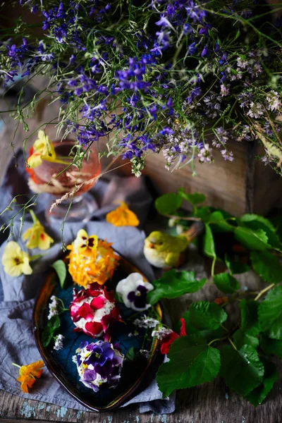 Goat cheese balls with edible  flowers.selective focus — Stock Photo, Image