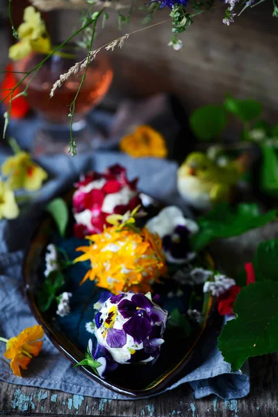 Bolas de queso de cabra con flores comestibles.enfoque selectivo —  Fotos de Stock