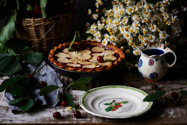 Třešňový koláč. styl rustikální. přirozené světlo — Stock fotografie