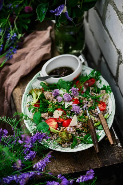 Boekweit salade. vegeterian Dish — Stockfoto