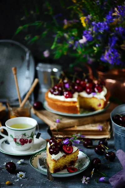 Crème kaas glazuur Cherry cake. natuurlijk licht — Stockfoto