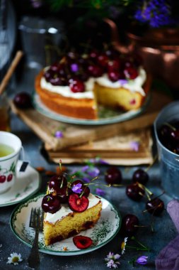 krem peynir frosting kiraz kek. doğal ışık