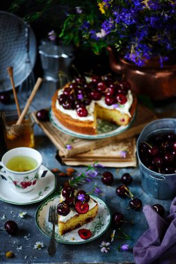 krem peynir frosting kiraz kek. doğal ışık