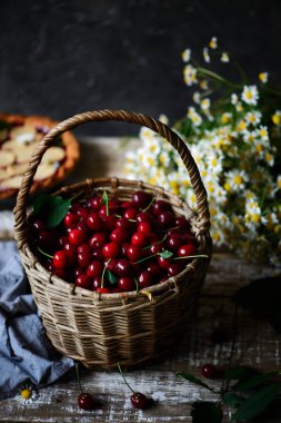 Eski sepette taze, organik kiraz