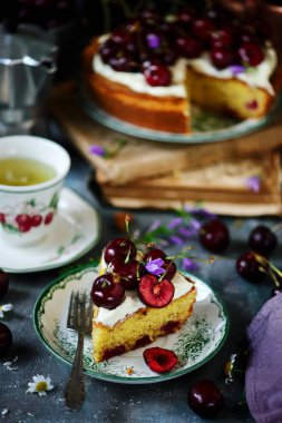 krem peynir frosting kiraz kek. doğal ışık