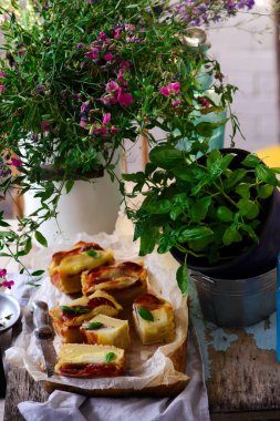 Salam, patates ve provolone.selective odak ile İtalyan kek