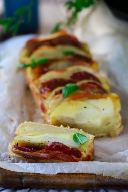 Salam, patates ve provolone.selective odak ile İtalyan kek