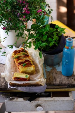 Salam, patates ve provolone.selective odak ile İtalyan kek